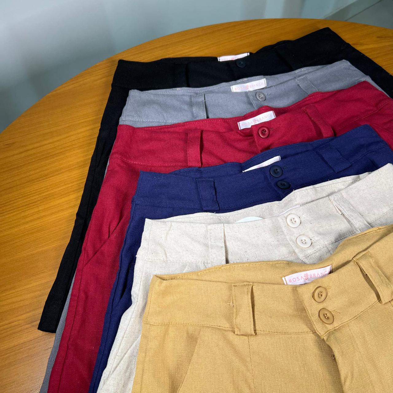 Short Meia Coxa, Alfaiataria, Comprimento Médio, Linho, com Bolsos
