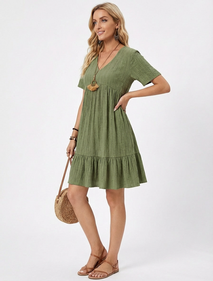 Vestido Curto Plissado com Decote V Mangas Curtas e Babado na Barra